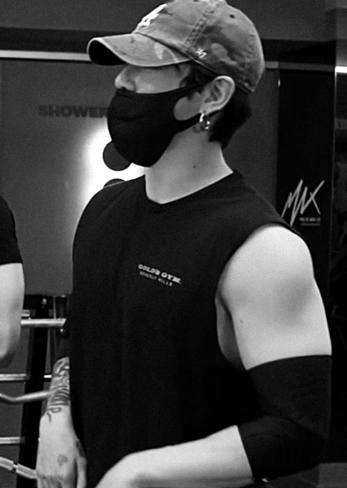 Чонгук известен своим подтянутым и мускулистым телосложением, которое он поддерживает благодаря регулярным тренировкам и активному образу жизни. 03 Чонгук известен своим подтянутым и мускулистым телосложением, которое он поддерживает благодаря регулярным тренировкам и активному образу жизни. 03