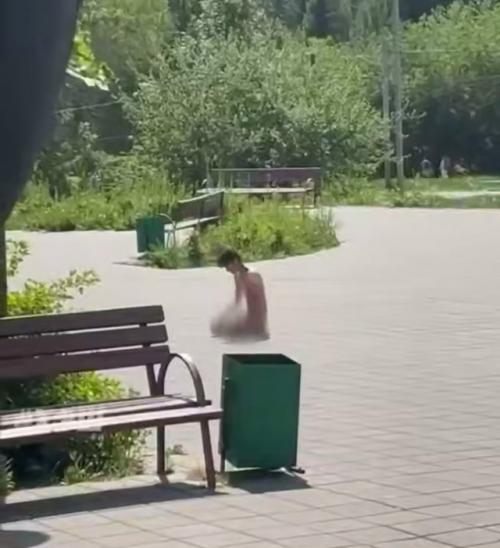 Голая молитва у мечети: в Ижевске задержали голую девушку. 01