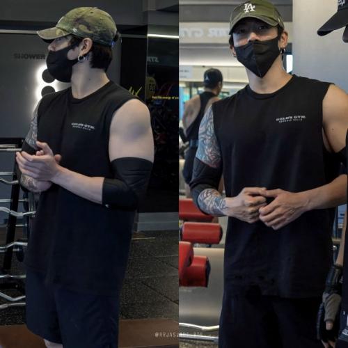 Чонгук известен своим подтянутым и мускулистым телосложением, которое он поддерживает благодаря регулярным тренировкам и активному образу жизни. 02 Чонгук известен своим подтянутым и мускулистым телосложением, которое он поддерживает благодаря регулярным тренировкам и активному образу жизни. 02