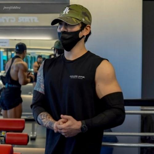 Чонгук известен своим подтянутым и мускулистым телосложением, которое он поддерживает благодаря регулярным тренировкам и активному образу жизни. 01 Чонгук известен своим подтянутым и мускулистым телосложением, которое он поддерживает благодаря регулярным тренировкам и активному образу жизни. 01