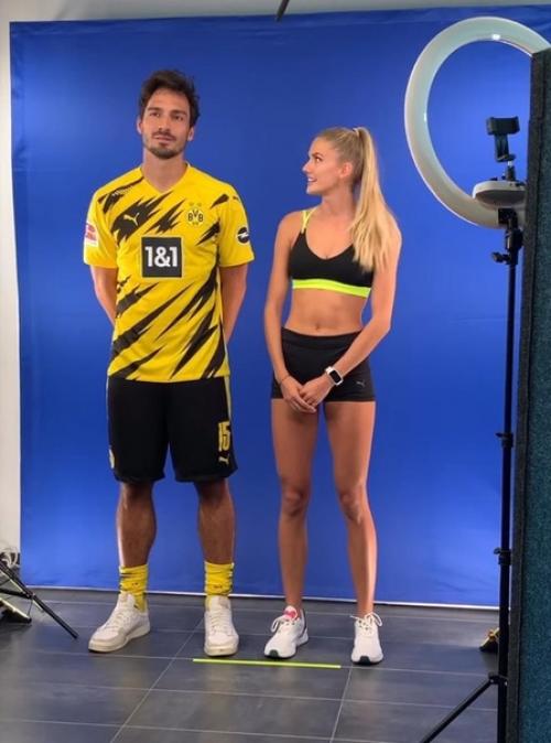Немецкая легкоатлетка Алиса Шмидт стала фитнес - тренером дортмундской Боруссии. 06