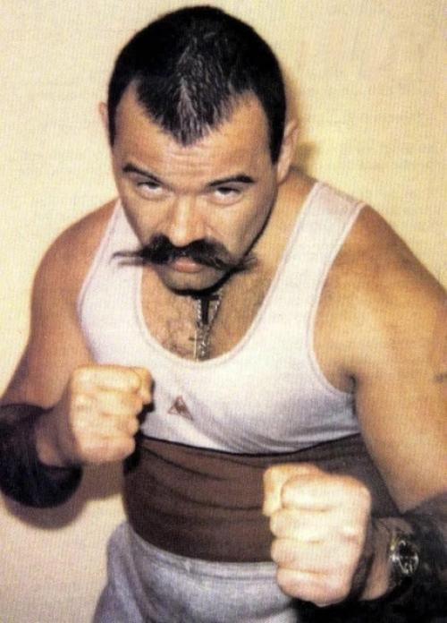 Чарльз бронсон.  В 2007 году Чарльз бронсон выпустил книгу о фитнесе, где описал свою обычную тюремную тренировку под названием Одиночный Фитнес. 03 Чарльз бронсон.  В 2007 году Чарльз бронсон выпустил книгу о фитнесе, где описал свою обычную тюремную тренировку под названием Одиночный Фитнес. 03