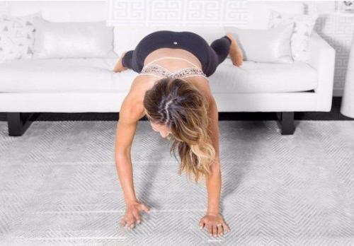 5 упражнений для стройного тела, которые можно делать, не отходя от телевизора? 01