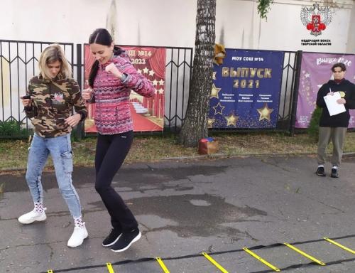 Воспитанница ветерана тверского бокса, тренера Соловьёва а. Т. (г. Осташков) преуспела в спорте и сама начала тренерскую карьеру в г. Твери. 06 Воспитанница ветерана тверского бокса, тренера Соловьёва а. Т. (г. Осташков) преуспела в спорте и сама начала тренерскую карьеру в г. Твери. 06