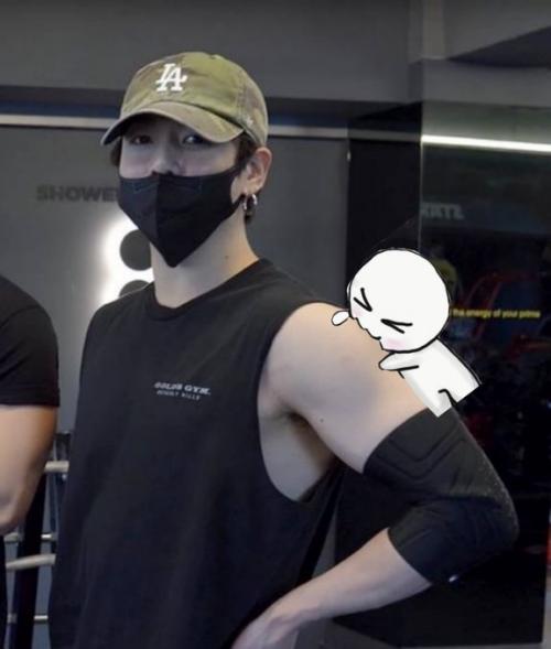 Чонгук известен своим подтянутым и мускулистым телосложением, которое он поддерживает благодаря регулярным тренировкам и активному образу жизни. 04 Чонгук известен своим подтянутым и мускулистым телосложением, которое он поддерживает благодаря регулярным тренировкам и активному образу жизни. 04