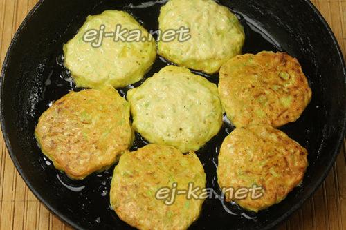 Оладьи из кабачков на кефире. Пышные оладьи из кабачков на кефире