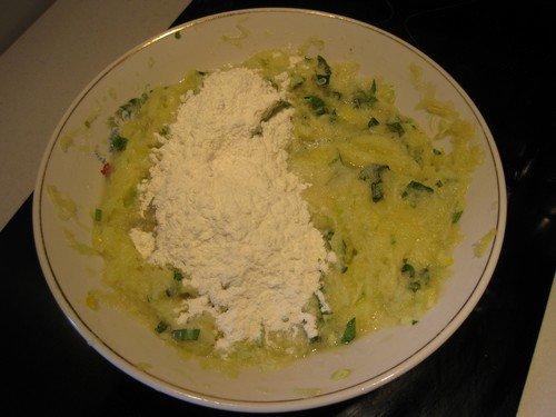 Рецепт оладьев из кабачков. Оладьи из кабачков и чеснока — фото рецепт пошаговый