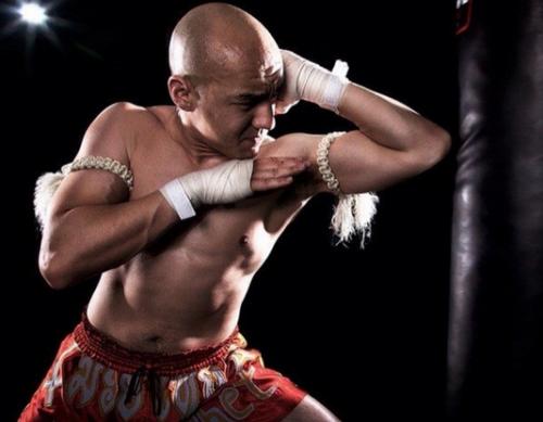 Сколько приемов в тайском боксе. Техника ударов в тайском боксе для активного применения