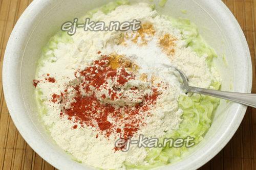 Оладьи из кабачков на кефире. Пышные оладьи из кабачков на кефире