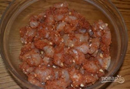 Мраморный рулет куриный. "Мраморный рулет" (мясная нарезка из курицы)