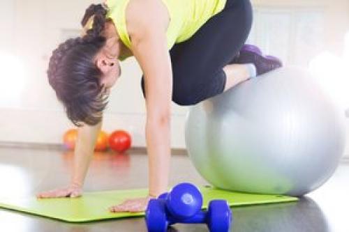 Упражнения с мячом пилатес в домашних условиях. Для начинающих