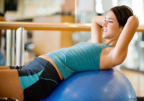 Упражнения с мячом пилатес в домашних условиях. Для начинающих