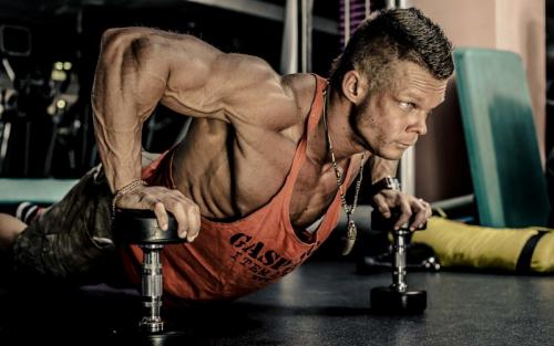 Как сжечь жир гантелями.