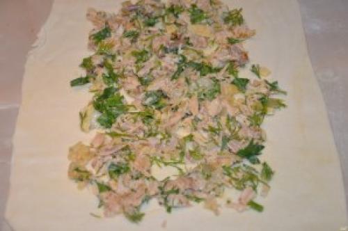 Слоеный куриный рулет. Рулет из слоеного теста с курицей