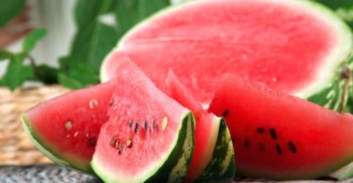 Можно ли есть арбуз на ночь: мнение врача, показания и противопоказания. Как правильно есть арбуз на ночь без вреда для организма