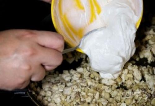 Фаршированные шампиньоны с курицей. Шампиньоны, фаршированные курицей и сыром