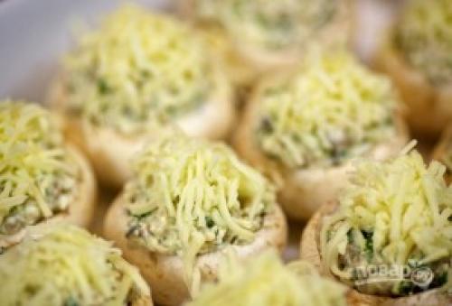 Фаршированные шампиньоны с курицей. Шампиньоны, фаршированные курицей и сыром