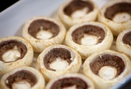 Фаршированные шампиньоны с курицей. Шампиньоны, фаршированные курицей и сыром