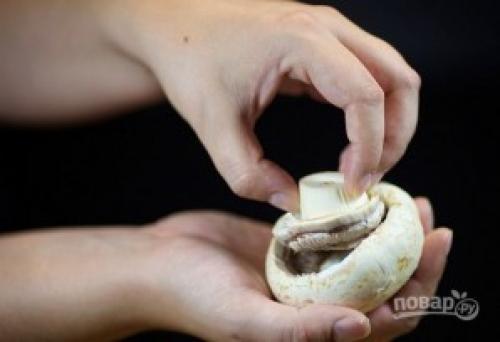 Фаршированные шампиньоны с курицей. Шампиньоны, фаршированные курицей и сыром