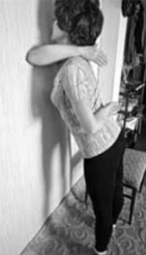 Упражнения при боли между лопатками. Упражнения при болях в пояснице | Боль между лопатками причины