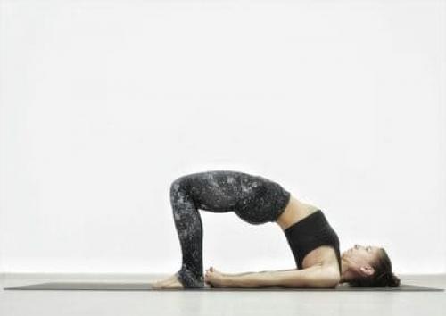 Поза моста в йоге или Сету Бандха Сарвангасана: лучшая подготовка к перевернутым асанам