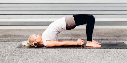 Сету бандха сарвангасана на болстере. Сету Бандха Сарвангасана – поза строительства моста