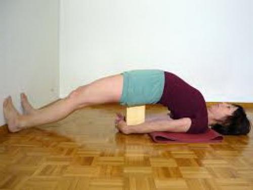 Сету бандха сарвангасана на болстере. Сету Бандха Сарвангасана – поза строительства моста