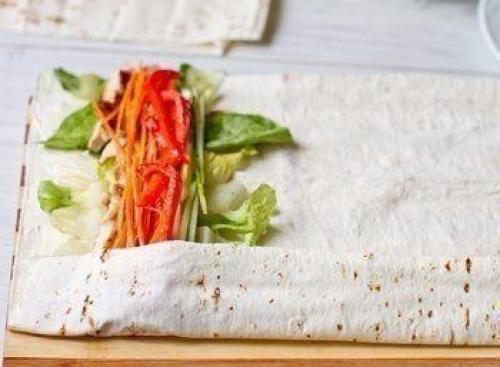 Ролл цезарь с курицей в лаваше. Ролл из лаваша с курицей