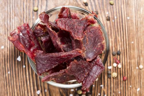 Продукты для перекуса.  Вяленая домашняя говядина — отличный перекус
