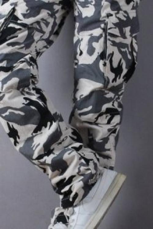 Брюки с поясом на резинке с чем носить. Актуальные цвета Производители предлагают мужские брюки на резинке в широкой цветовой гамме. Штаны представлены в черной, серой, синей и бежевой палитре. Любители камуфляжной одежды с манжетами выбирают цвет хаки. Для летнего отдыха предпочтительнее брюки с резинкой красного, песочного или белого цвета. Иногда джинсы украшают яркими принтами, позволяющими выразить стилевую направленность.