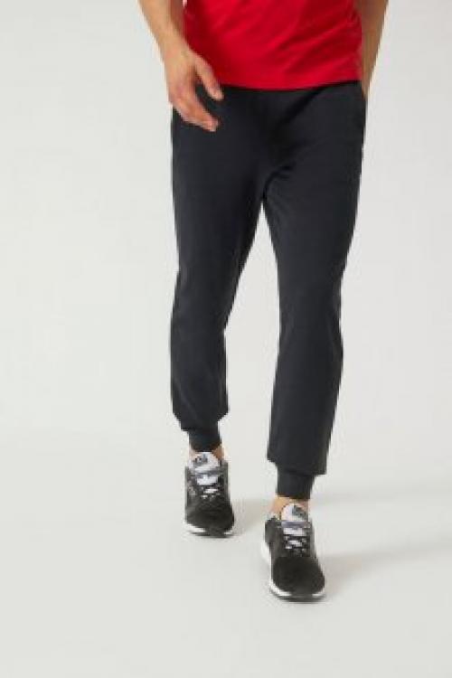 Брюки с поясом на резинке с чем носить. Актуальные цвета Производители предлагают мужские брюки на резинке в широкой цветовой гамме. Штаны представлены в черной, серой, синей и бежевой палитре. Любители камуфляжной одежды с манжетами выбирают цвет хаки. Для летнего отдыха предпочтительнее брюки с резинкой красного, песочного или белого цвета. Иногда джинсы украшают яркими принтами, позволяющими выразить стилевую направленность.