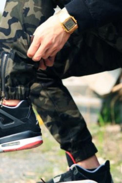 Брюки с поясом на резинке с чем носить. Актуальные цвета Производители предлагают мужские брюки на резинке в широкой цветовой гамме. Штаны представлены в черной, серой, синей и бежевой палитре. Любители камуфляжной одежды с манжетами выбирают цвет хаки. Для летнего отдыха предпочтительнее брюки с резинкой красного, песочного или белого цвета. Иногда джинсы украшают яркими принтами, позволяющими выразить стилевую направленность.