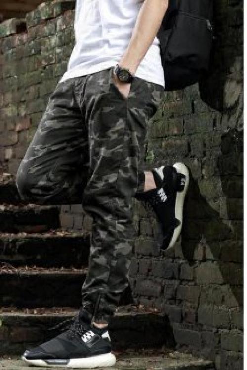 Брюки с поясом на резинке с чем носить. Актуальные цвета Производители предлагают мужские брюки на резинке в широкой цветовой гамме. Штаны представлены в черной, серой, синей и бежевой палитре. Любители камуфляжной одежды с манжетами выбирают цвет хаки. Для летнего отдыха предпочтительнее брюки с резинкой красного, песочного или белого цвета. Иногда джинсы украшают яркими принтами, позволяющими выразить стилевую направленность.