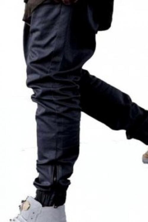 Брюки с поясом на резинке с чем носить. Актуальные цвета Производители предлагают мужские брюки на резинке в широкой цветовой гамме. Штаны представлены в черной, серой, синей и бежевой палитре. Любители камуфляжной одежды с манжетами выбирают цвет хаки. Для летнего отдыха предпочтительнее брюки с резинкой красного, песочного или белого цвета. Иногда джинсы украшают яркими принтами, позволяющими выразить стилевую направленность.