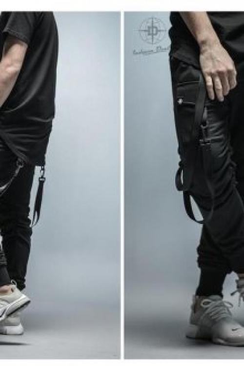 Брюки с поясом на резинке с чем носить. Актуальные цвета Производители предлагают мужские брюки на резинке в широкой цветовой гамме. Штаны представлены в черной, серой, синей и бежевой палитре. Любители камуфляжной одежды с манжетами выбирают цвет хаки. Для летнего отдыха предпочтительнее брюки с резинкой красного, песочного или белого цвета. Иногда джинсы украшают яркими принтами, позволяющими выразить стилевую направленность.