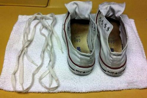 Чем обработать белые кеды, чтобы они не пачкались. Советы по уходу за белыми кедами: как правильно им вернуть белоснежность