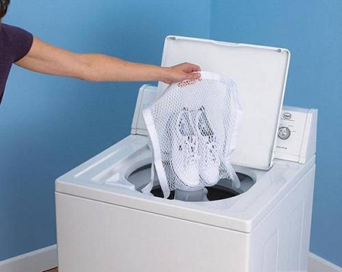 Чем обработать белые кеды, чтобы они не пачкались. Советы по уходу за белыми кедами: как правильно им вернуть белоснежность