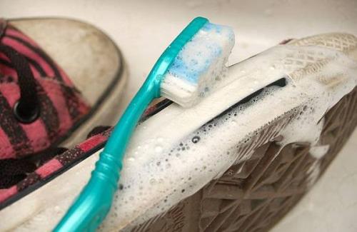 Чем обработать белые кеды, чтобы они не пачкались. Советы по уходу за белыми кедами: как правильно им вернуть белоснежность