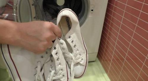 Чем обработать белые кеды, чтобы они не пачкались. Советы по уходу за белыми кедами: как правильно им вернуть белоснежность