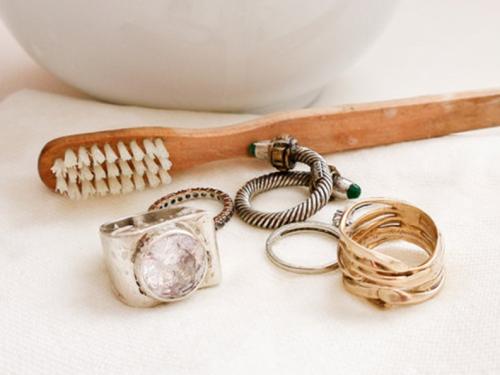 Как ухаживать за ювелирными украшениями. Уход за ювелирными украшениями: как очистить и хранить? 01