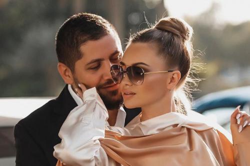 Евгения Феофилактова. Звезда популярного реалити-шоу подтвердила роман с бизнесменом Маджидом Гиагиа. Сейчас пара наслаждается отдыхом в Дубае. Евгения Феофилактова не скрывает: за этим мужчиной она, как за каменной стеной.