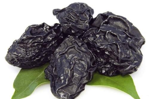 Черная слива сушеная. Чернослив