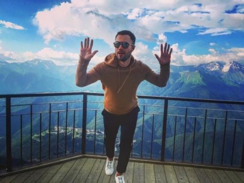 Из камеди вумен женился на мужчине. Как живёт Евгений Бороденко после свадьбы с мужчиной