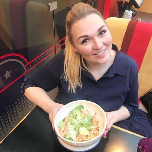 Надежда из камеди вумен похудела. Артистка вот уже несколько недель изнуряет себя в спортзале и соблюдает жесткую диету. Надежда Ангарская регулярно сообщает о результатах похудения в Инстаграме. По ее признанию, талия уже сильно уменьшилась.