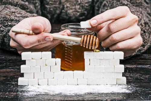 Калорийность меда и сахара. Сколько сахара в меде?