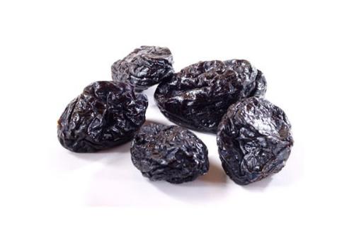 Черная слива сушеная. Чернослив
