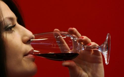 Чем полезно красное вино для женщин?