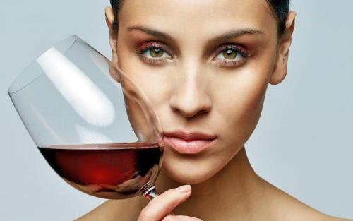 Чем полезно красное вино для женщин?