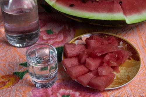 Можно ли сочетать арбуз с алкоголем вечером. Можно ли закусывать алкоголь дыней и арбузом