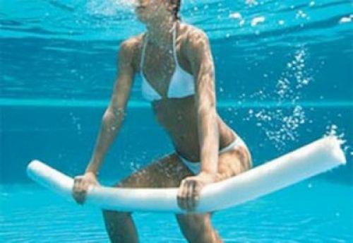 Фитнес, что входит. Это слово английского происхождения: fitness образовано от глагола to fit — быть в хорошей форме. По общему смыслу фитнес — это комплекс физических упражнений, способствующих укреплению здоровья и созданию красивого тела.